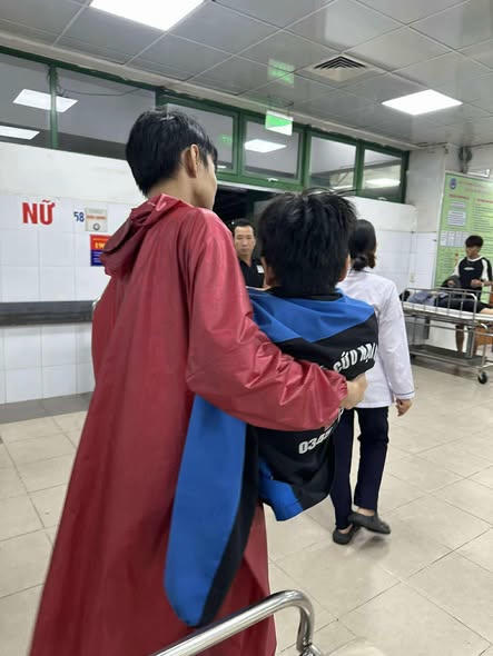 Đưa cháu bé vào bệnh viện thăm khám. Ảnh: SOS Đà Nẵng.