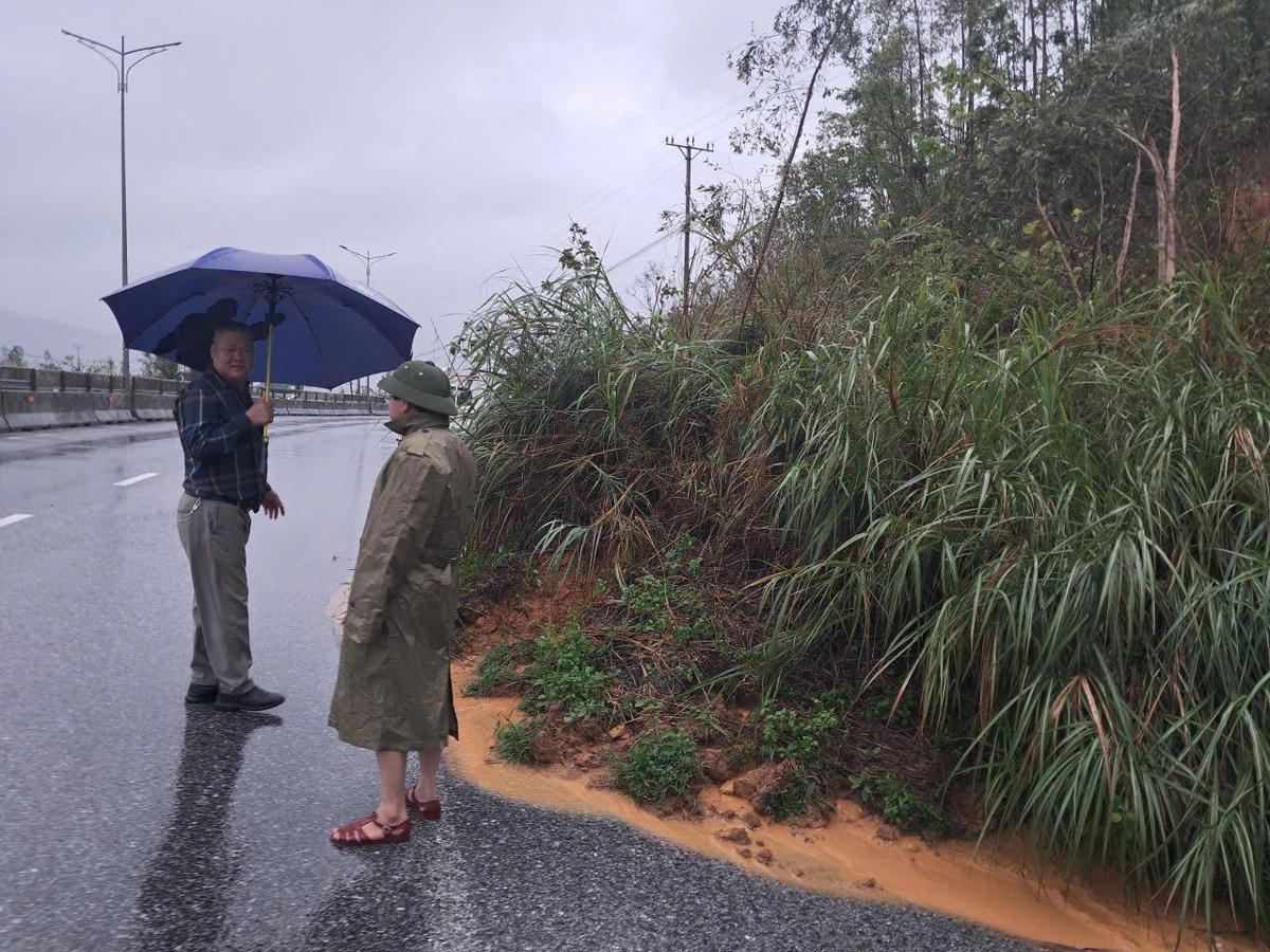 Mưa lớn dẫn đến tình trạng sạt lở. Ảnh: HS.