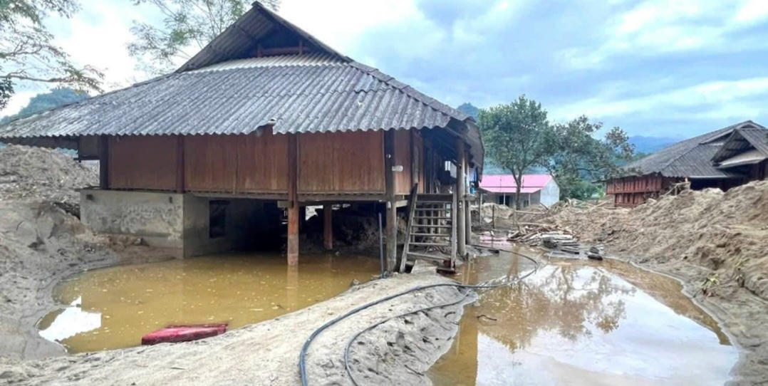 Ngôi nhà ít bị ảnh hưởng, người dân vẫn có thể ở tạm. Ảnh: Tuấn Trung.