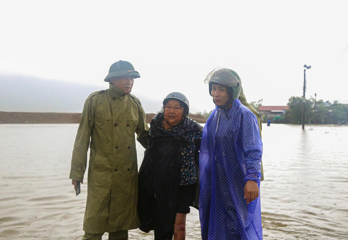 Ông Nguyễn Thế Anh, Chủ tịch UBND phường Vũng Áng vận động người dân bị ngập lụt di dời đến nơi an toàn. Ảnh: VA.