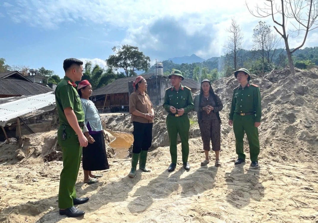 Công an xã Văn Bàn xuống lắng nghe ý kiến người dân. Ảnh: Tuấn Trung.