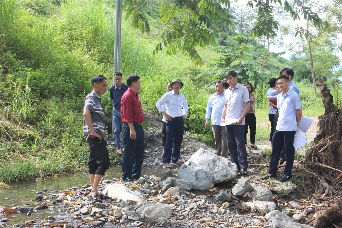 Lãnh đạo Ban Dân tộc và Tôn giáo tỉnh Cao Bằng giám sát Chương trình MTQG 1719. Ảnh: Văn Hùng