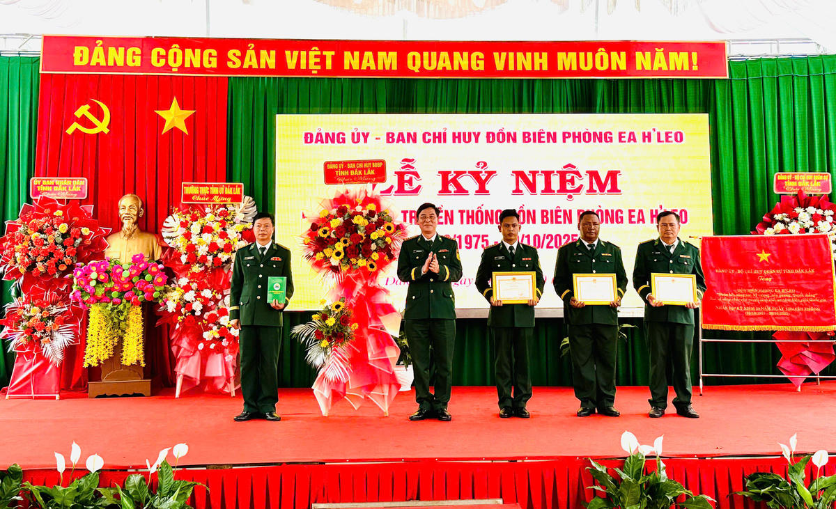 Lãnh đạo Ban Chỉ huy Bộ đội Biên phòng tỉnh Đắk Lắk tặng giấy khen cho các tập thể, cá nhân có thành tích. Ảnh: Thanh Nga.