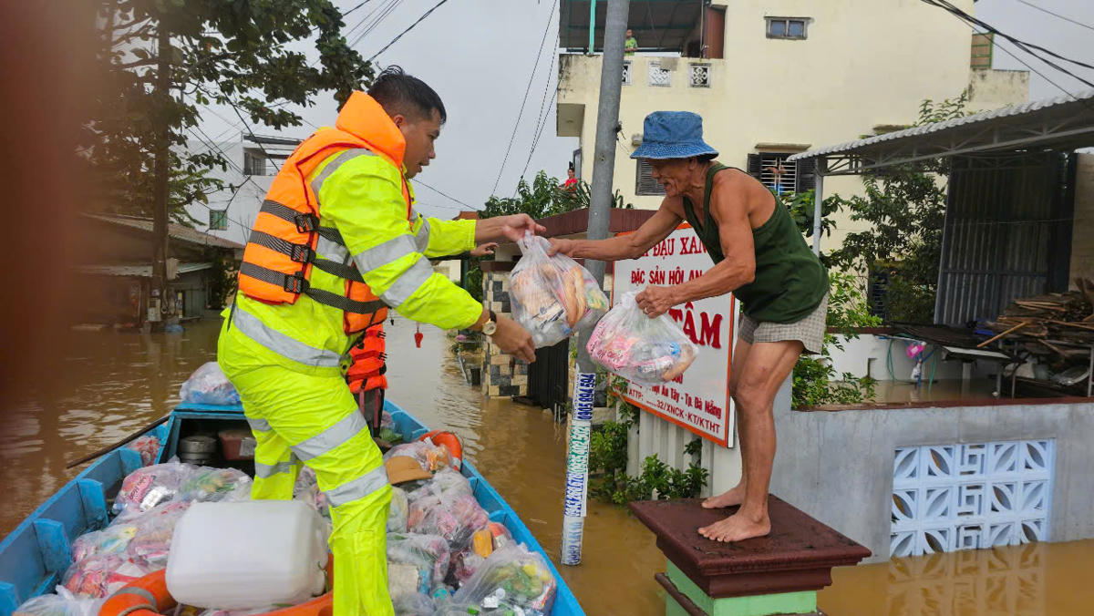 Công an dùng thuyền máy cung cấp lương thực cho bà con vùng lũ.Ảnh CV.&nbsp;