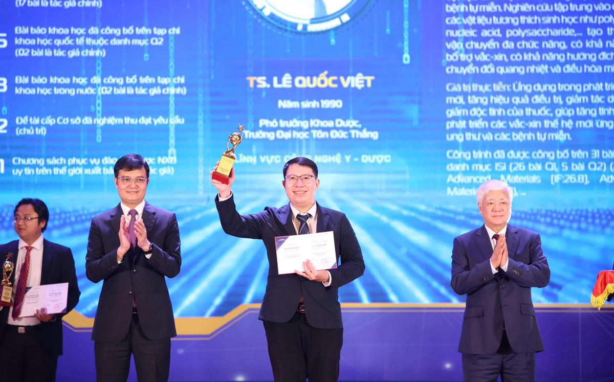 Chủ tịch UBTƯ MTTQ Việt Nam Đỗ Văn Chiến và Bí thư thứ nhất TƯ Đoàn trao giải thưởng Quả cầu vàng cho các nhà khoa học trẻ.