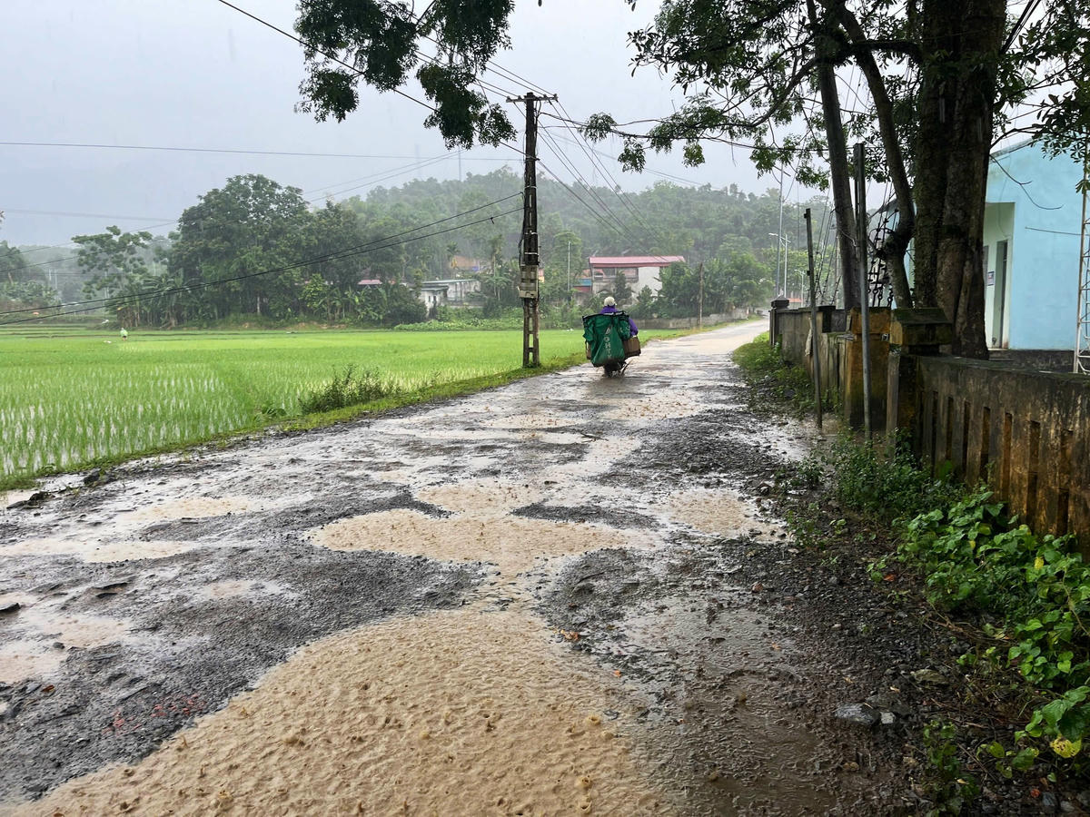 Mặt tỉnh lộ 530D xuống cấp đã gây ra nhiều khó khăn cho đời sống của người dân. Ảnh: Nguyễn Chung.