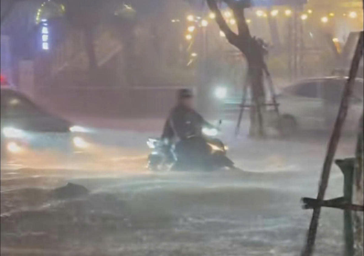 Mưa ngập cục bộ một số nơi ở đặc khu Phú Quốc tối 29-10. Ảnh: Ra Ril.