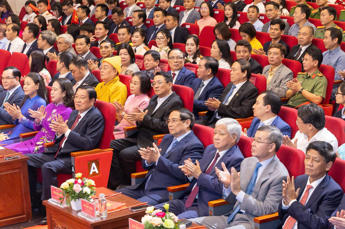 Thủ tướng Chính phủ Phạm Minh Chính, Chủ tịch UBTƯ MTTQ Việt Nam Đỗ Văn Chiến và các đại biểu tham dự buổi lễ. Ảnh: Quang Vinh.