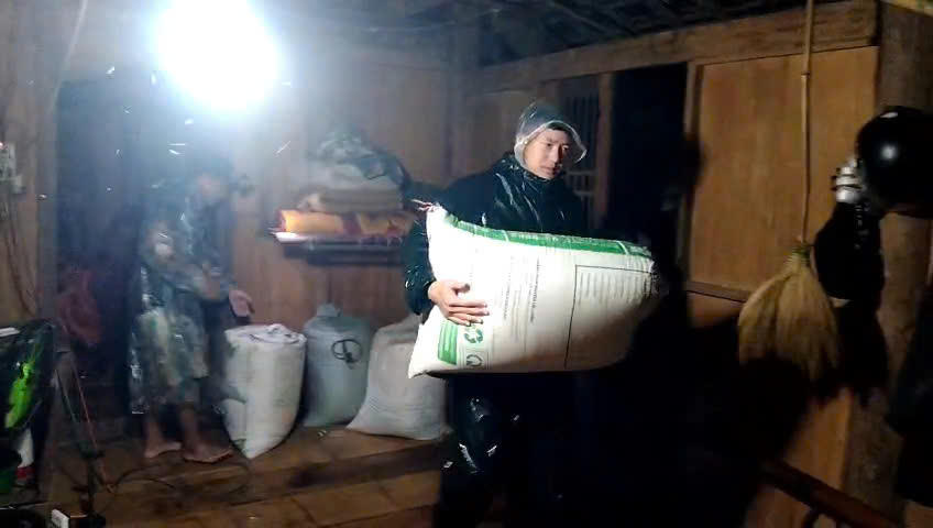 Cán bộ chiến sĩ hỗ trợ các hộ dân di dời người và tài sản đến nơi an toàn. Ảnh: BP.