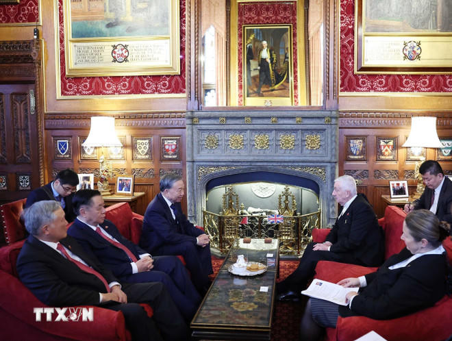 Tổng Bí thư Tô Lâm hội kiến Chủ tịch Hạ viện Anh Lindsay Hoyle. (Ảnh: Thống Nhất/TTXVN)