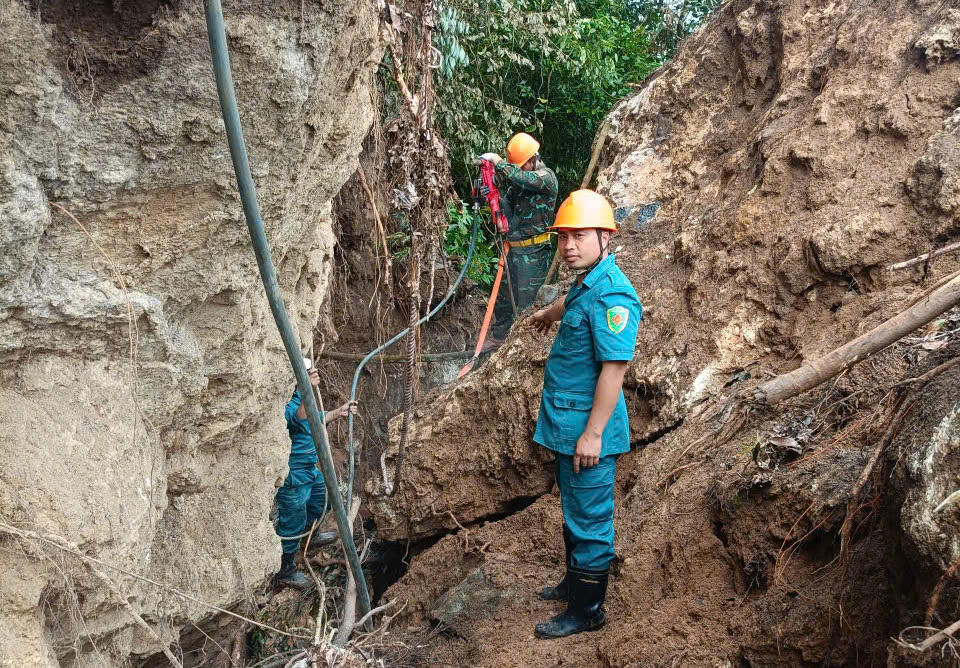 Lực lượng chức năng mở đường vào 6 bản tại xã Mường Lống (Nghệ An). Ảnh: TĐ