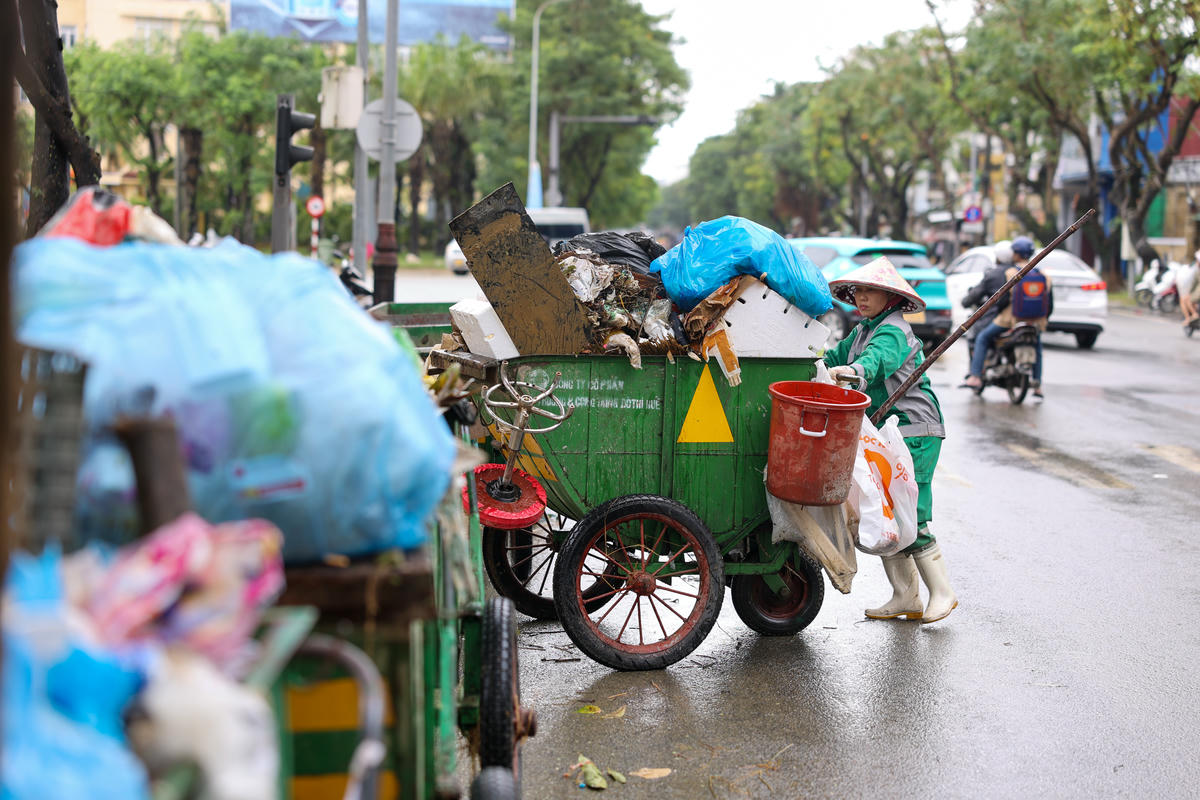 Theo Công ty Môi trường và Công trình đô thị Huế, sau khi nước rút, đơn vị nhanh chóng triển khai lực lượng cùng phương tiện để thu gom rác tại các khu vực vùng cao và tuyến trung tâm nước đã rút.&nbsp; Ảnh: CTV.