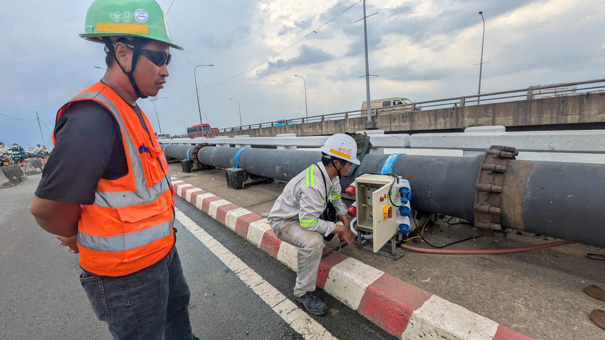 Các kỹ sư đang làm việc và dự kiến cuối năm 2025, dự án nâng cầu Bình Phước 1 sẽ hoàn thành. Ảnh: Đ.Xá.