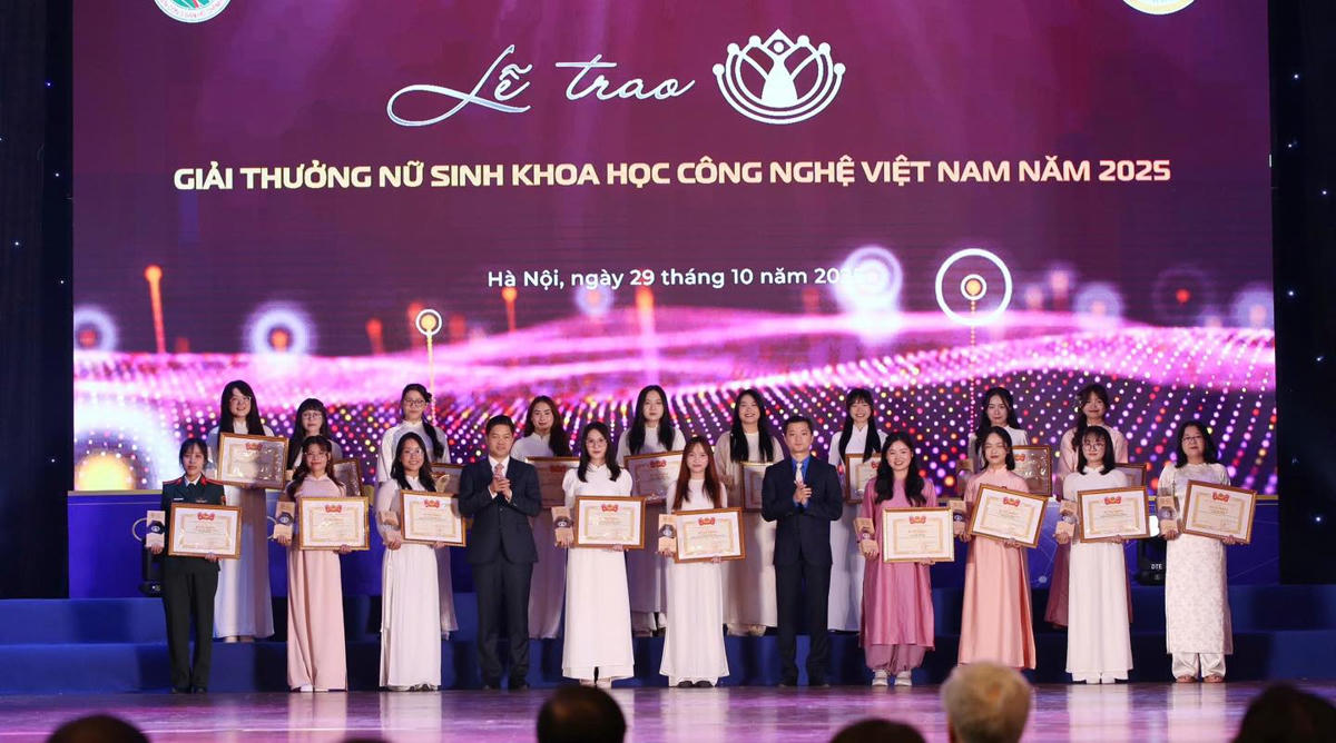 Các nữ sinh nhận Giải thưởng Nữ sinh KHCN Việt Nam 2025. Ảnh: BTC.