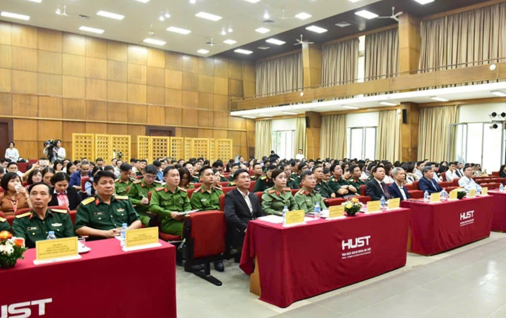 Các đại biểu dự khai mạc khóa học. Ảnh: V.N