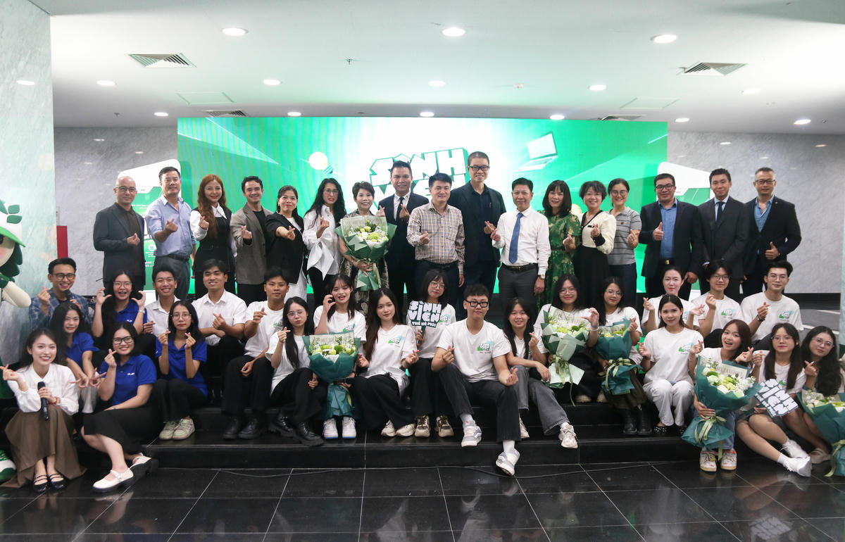 Ban Tổ chức chương trình giao lưu cùng các bạn sinh viên tại buổi họp báo. Ảnh: Tiến Đạt.