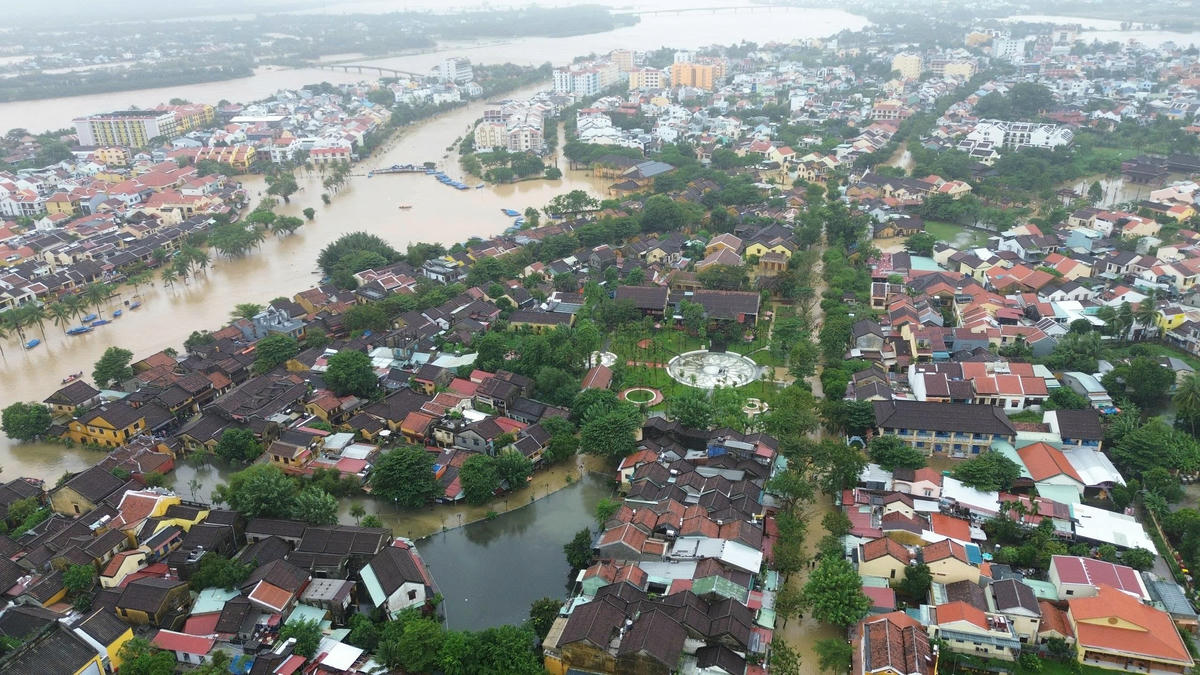 Lũ thượng nguồn đổ về mang theo lượng rác và bùn khủng tràn ngập phố cổ Hội An. Anh Tấn Thành.