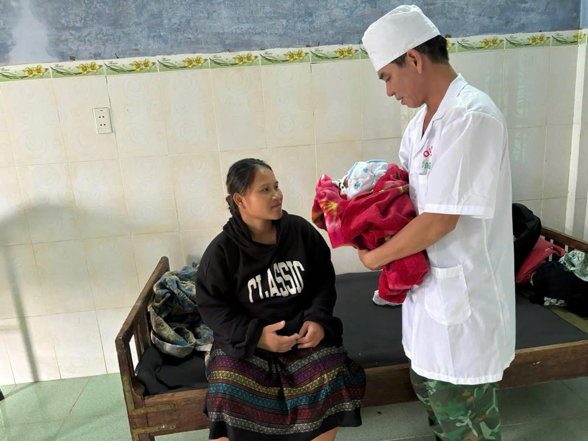 Sức khỏe 2 mẹ con sản phụ Hồ Thị Chơn ổn định. Ảnh: BP.