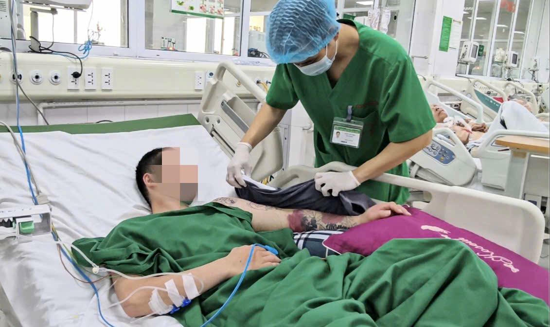 Nam thanh niên suýt mất cánh tay vì biến chứng của sốt xuất huyết