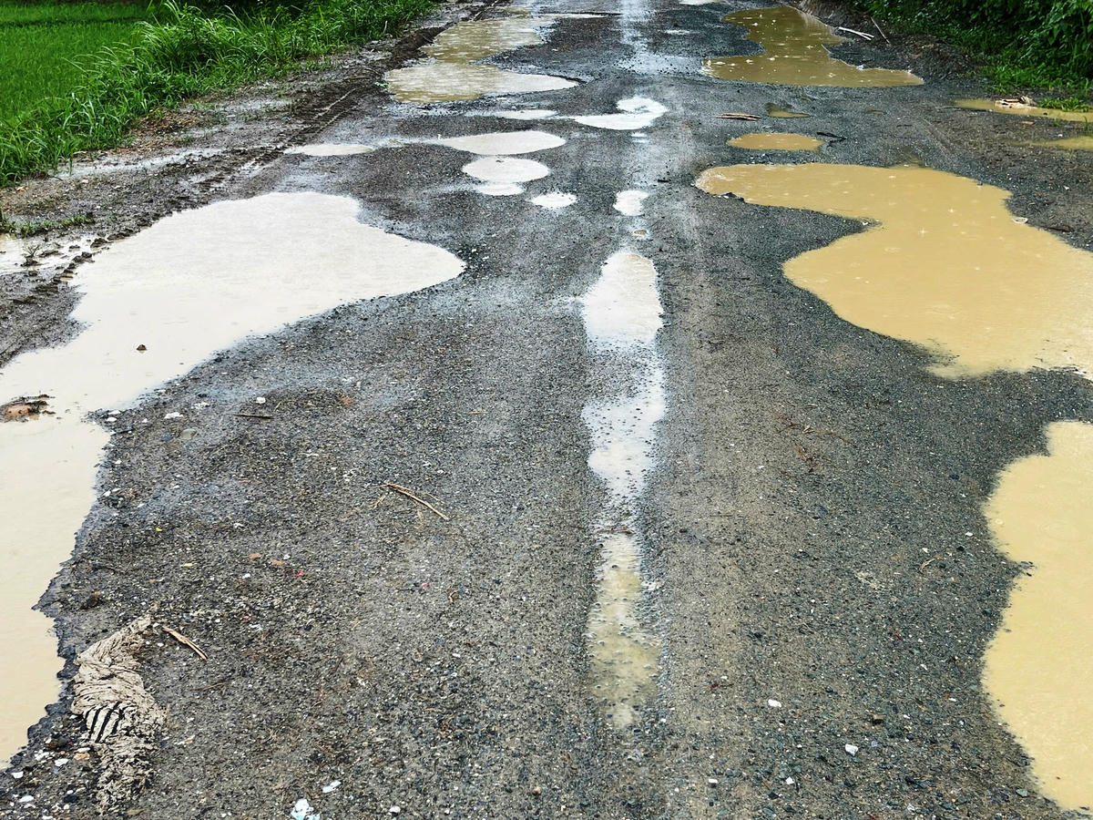 Các ổ voi, ổ gà giăng "thiên la, địa võng" trên mặt đường...