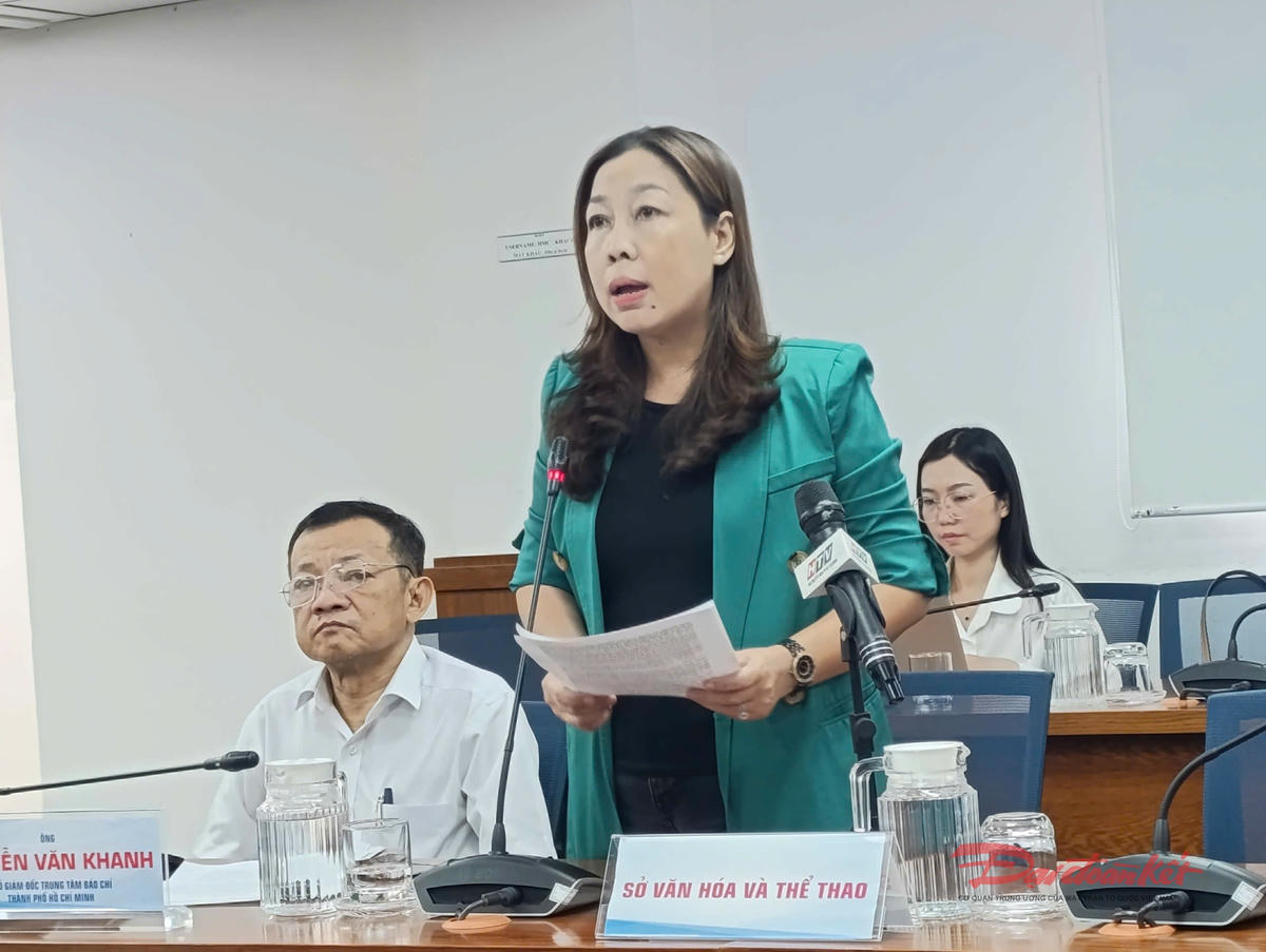 Bà Nguyễn Thị Ngọc Hằng - Phó Trưởng phòng Phòng Nghệ thuật thuộc Sở Văn hóa và Thể thao TP Hồ Chí Minh cung cấp thông tin tại buổi họp báo. Ảnh: Hồng Phúc.