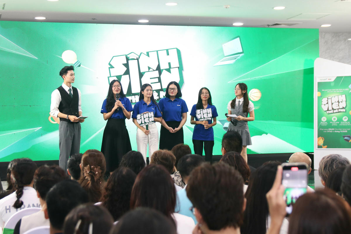 Ban Tổ chức chương trình giao lưu cùng các bạn sinh viên tại buổi họp báo. Ảnh: Tiến Đạt.