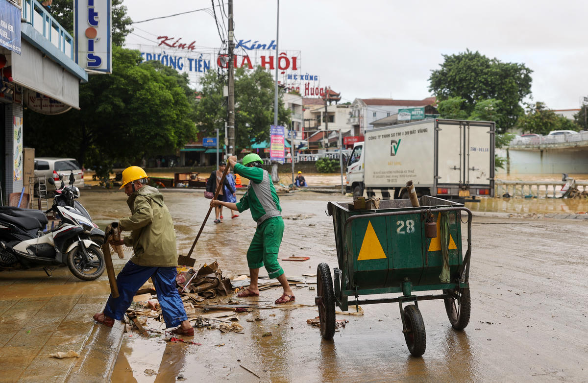 Đồng thời, sẵn sàng huy động các phương tiện như xe tưới nước, xe thông tắc cống, máy bơm để thực hiện công tác thu dọn bùn đất các tuyến đường thường có lượng bùn lớn như Bạch Đằng, Huỳnh Thúc Kháng, Phan Chu Trinh, Phan Đình Phùng, Hải Triều…ngay khi mực nước xuống đảm bảo an toàn.&nbsp; Ảnh: CTV.