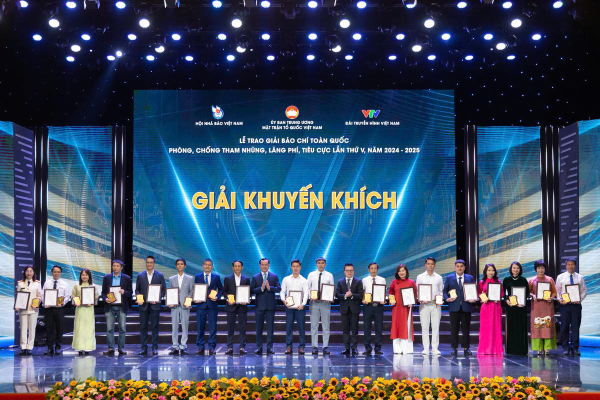 Các tác giả nhận giải khuyến khích. Ảnh: Quang Vinh.