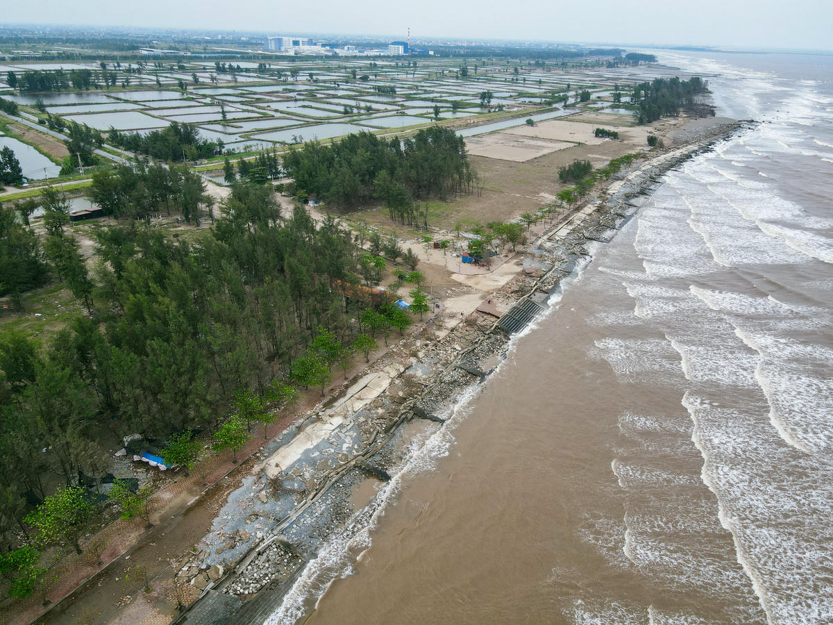 Theo thông tin từ UBND xã Rạng Đông, dự án bờ kè chắn sóng khu du lịch sinh thái xã Rạng Đông dài khoảng 2km, được đầu tư xây dựng từ năm 2012, hoàn thành và đưa vào sử dụng năm 2014 với tổng mức vốn hơn 100 tỷ đồng nhằm bảo vệ tuyến đê biển, chống xói lở và tạo điều kiện phát triển du lịch, nuôi trồng thủy sản tại khu vực ven biển Rạng Đông. Ảnh: Đình Minh.