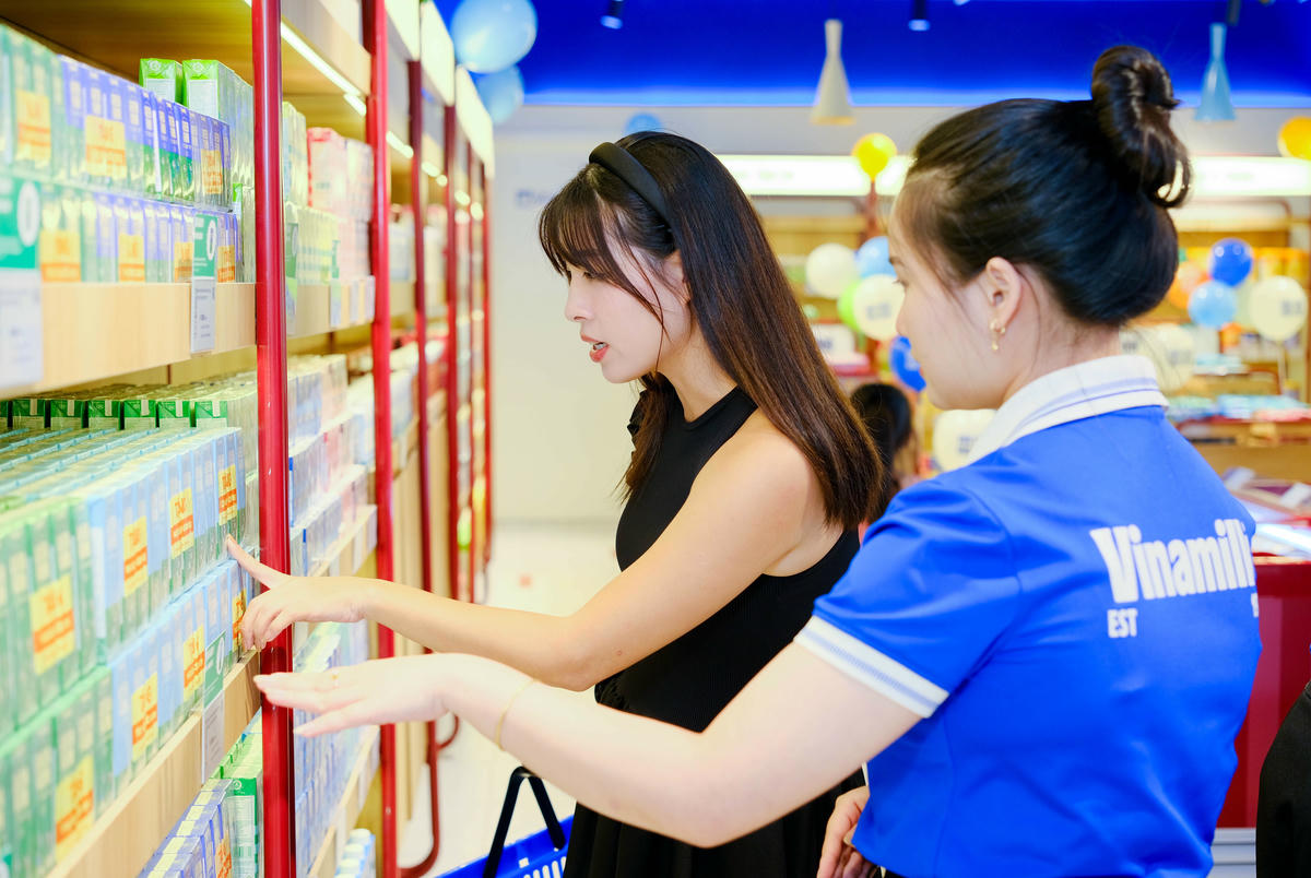 Vinamilk tăng trưởng doanh thu quý 3 tại thị trường trong nước nhờ tăng độ phủ cửa hàng; sản phẩm mới và đa dạng cách tiếp cận người tiêu dùng. Ảnh: Vi Nam