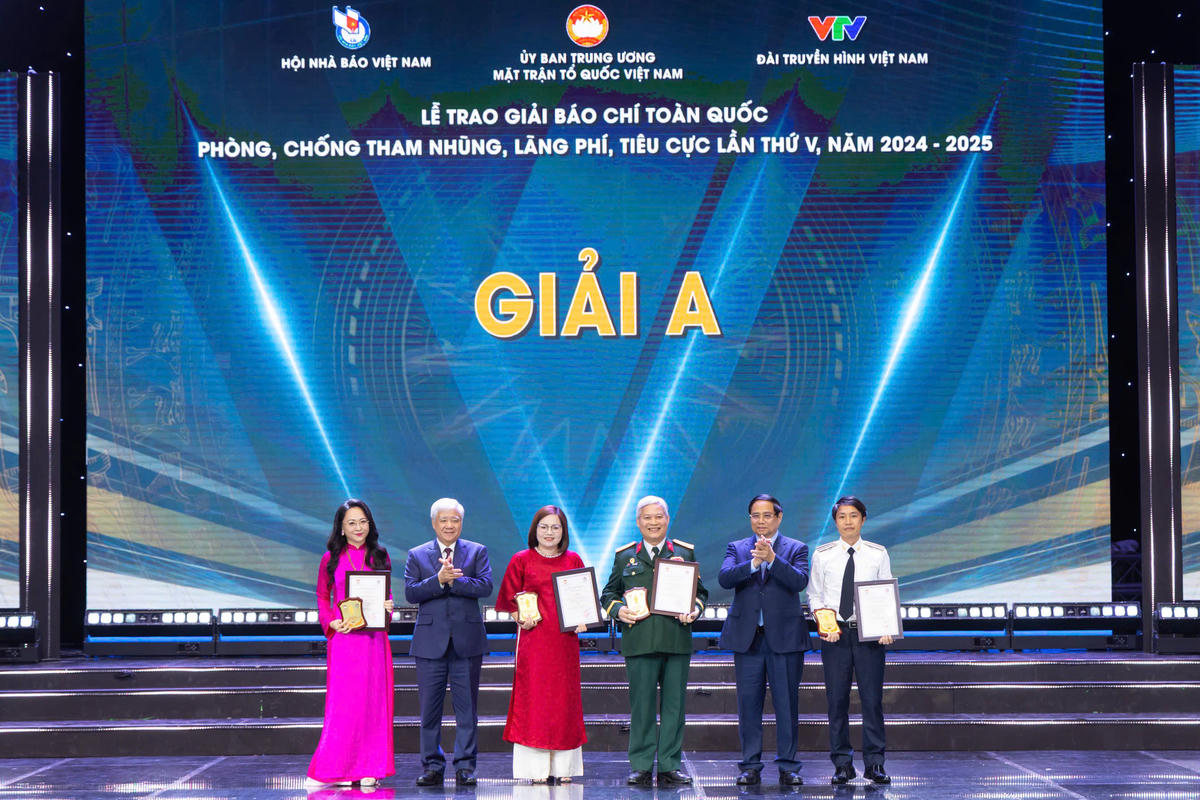Thủ tướng Phạm Minh Chính, Chủ tịch UBTƯ MTTQ Việt Nam Đỗ Văn Chiến trao Giải A cho các tác giả đoạt giải. Ảnh: Quang Vinh.