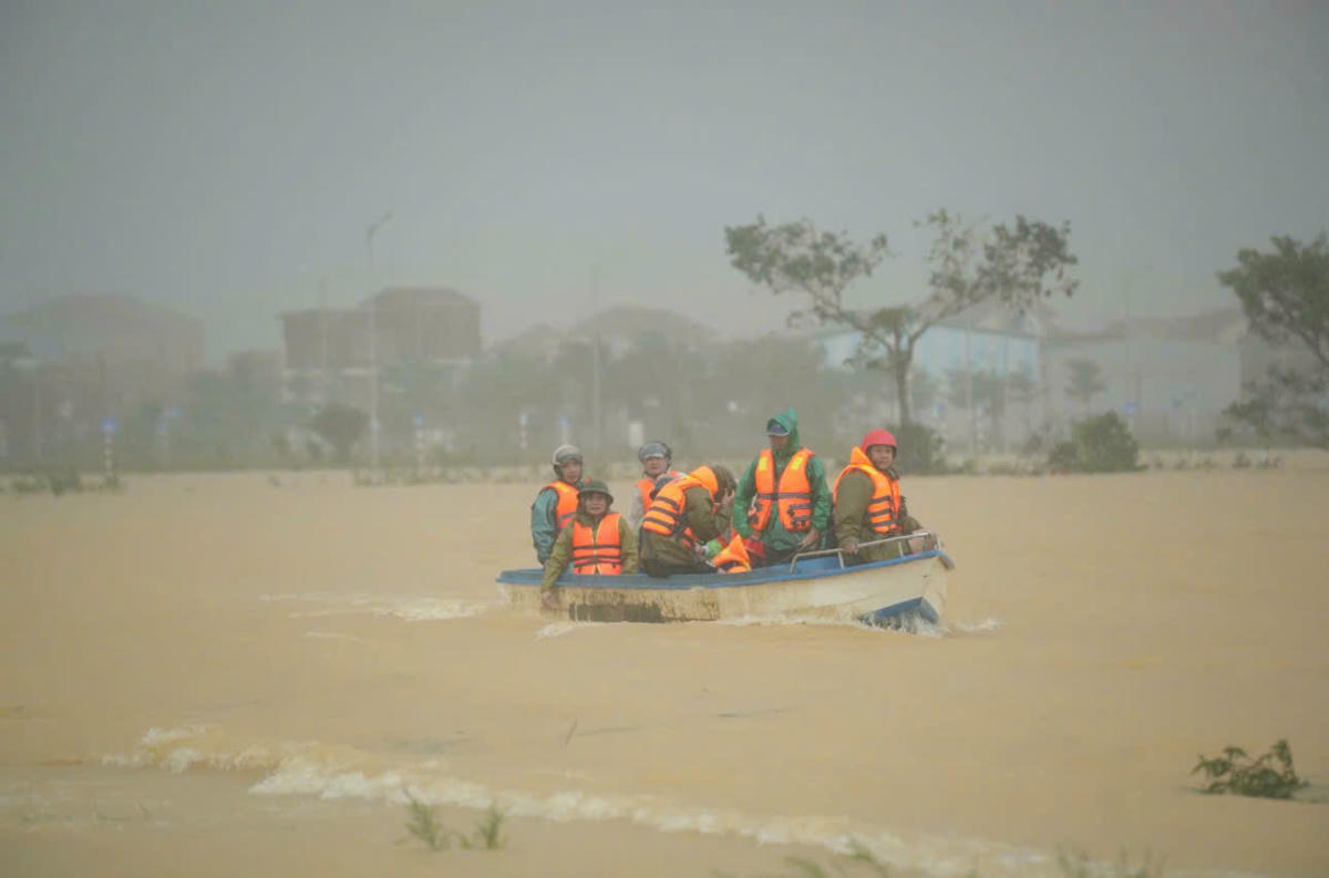 Lực lượng chức năng ở Huế tìm người mất tích trong lũ. Ảnh: Nguyễn Quốc