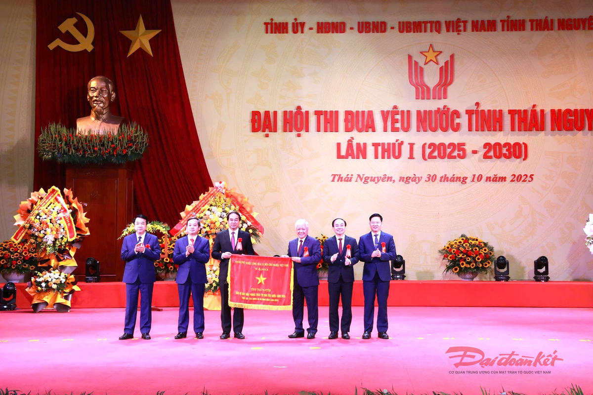 Chủ tịch Ủy ban Trung ương MTTQ Việt Nam Đỗ Văn Chiến trao tặng Cờ thi đua của Chính phủ cho tỉnh Thái Nguyên, đơn vị dẫn đầutrong phong trào thi đua năm 2024 Cụm các tỉnh Trung du và Đồng bằng Sông Hồng. Ảnh: Toán Nguyễn.