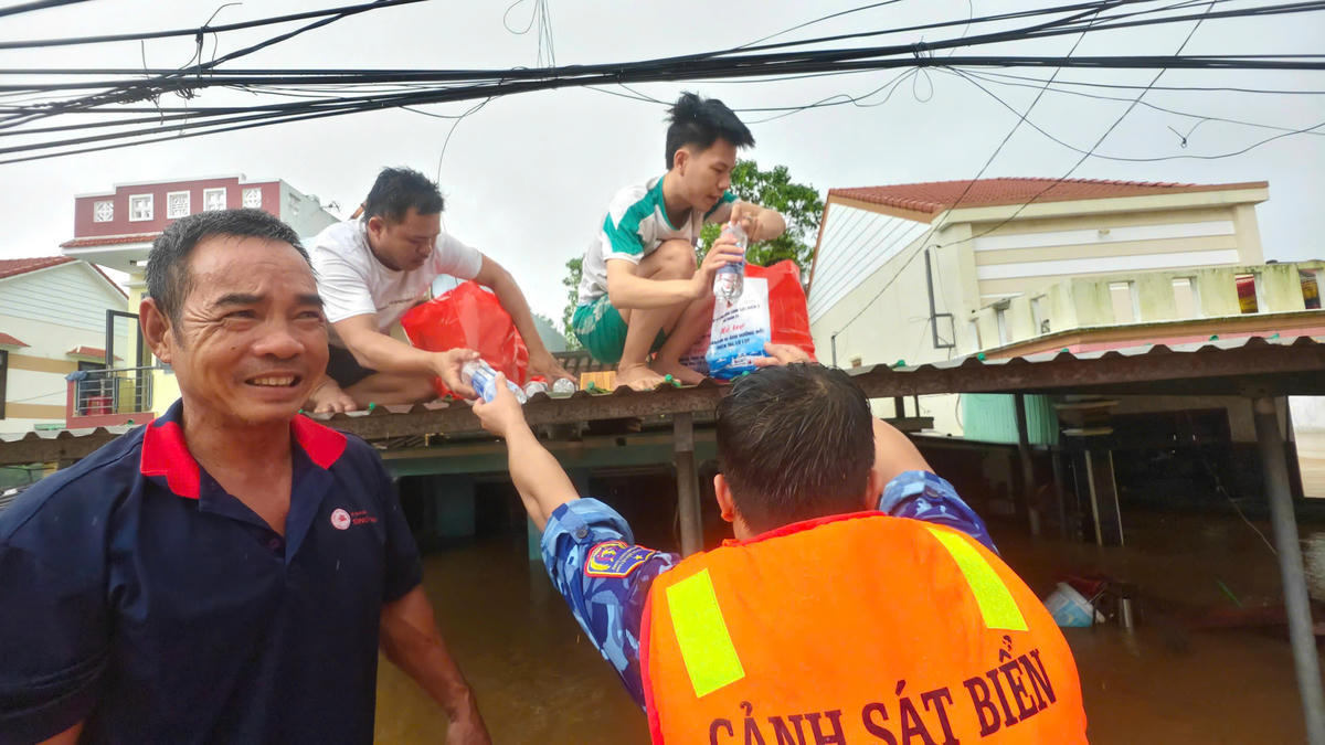 Lực lượng Cảnh sát biển đưa thực phẩm, nước uống cho người dân phường Hội An Tây. Ảnh: CV.