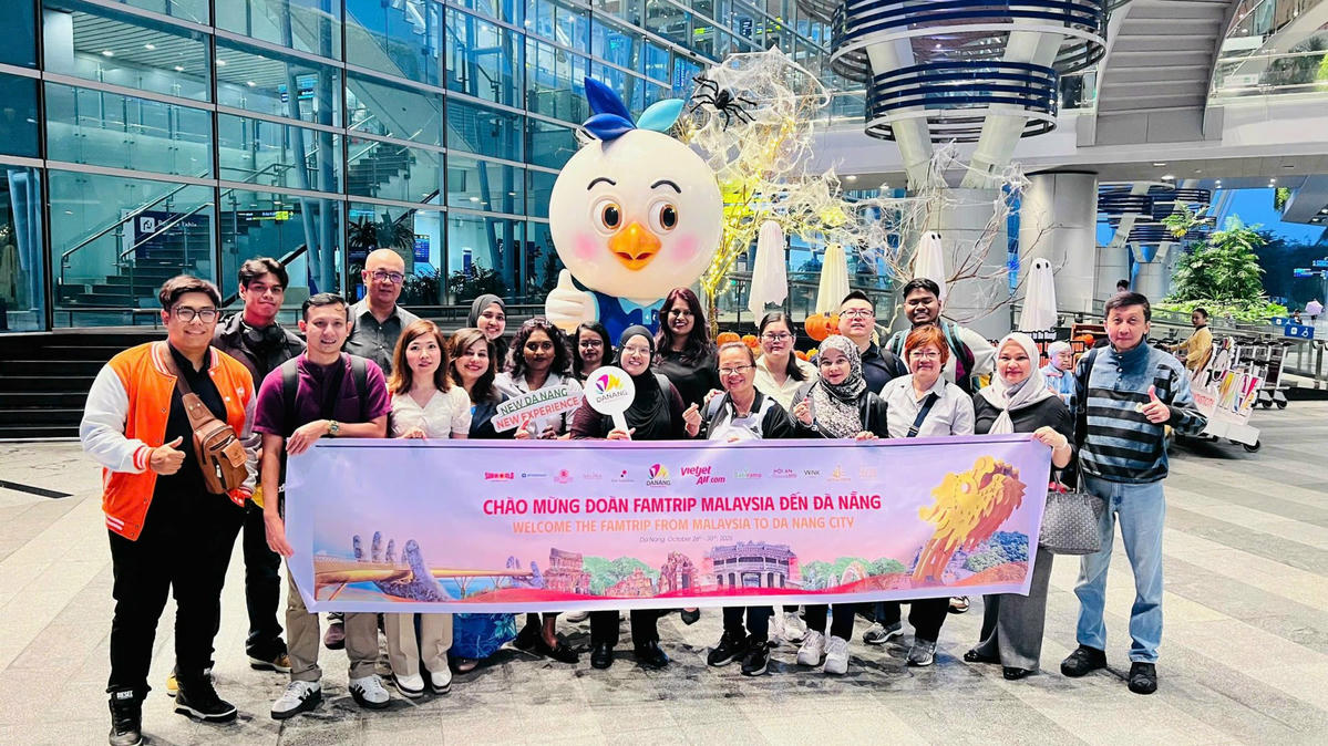 Đoàn famtrip Malaysia đến TP Đà Nẵng. Ảnh: Nguyễn Tú.