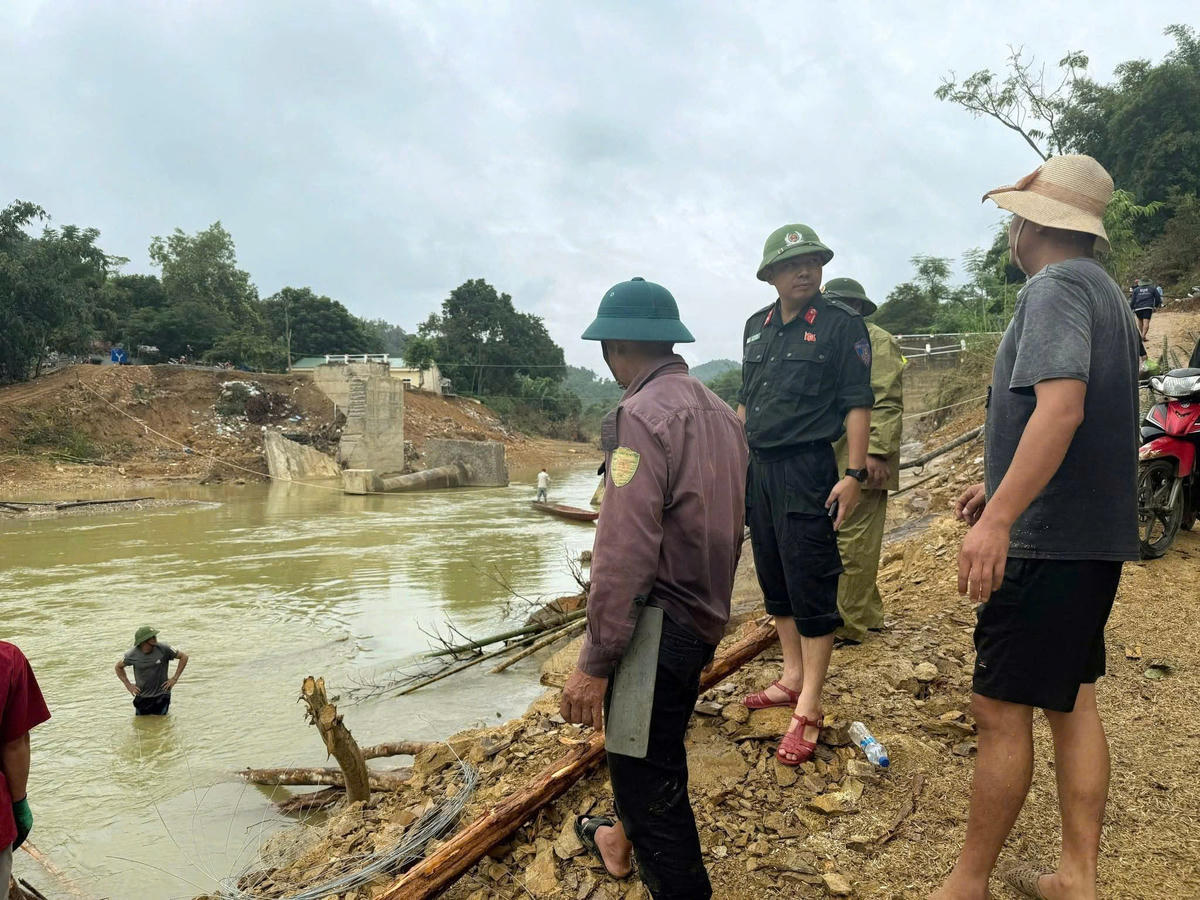 Sau trận mưa lũ vừa qua, cây cầu Trung Thắng chỉ còn lại mố, người dân phải làm tạm cầu tre để lưu thông. Ảnh: ĐT