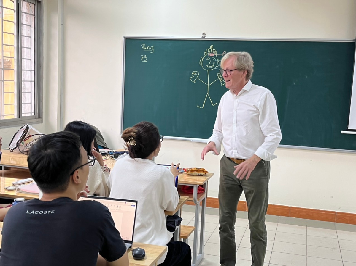 GS Ruud Bottemanne (ĐH Wageningen, Hà Lan) giảng dạy cho sinh viên chương trình Elitech Kỹ thuật Thực phẩm. Ảnh: ĐH Bách khoa Hà Nội.