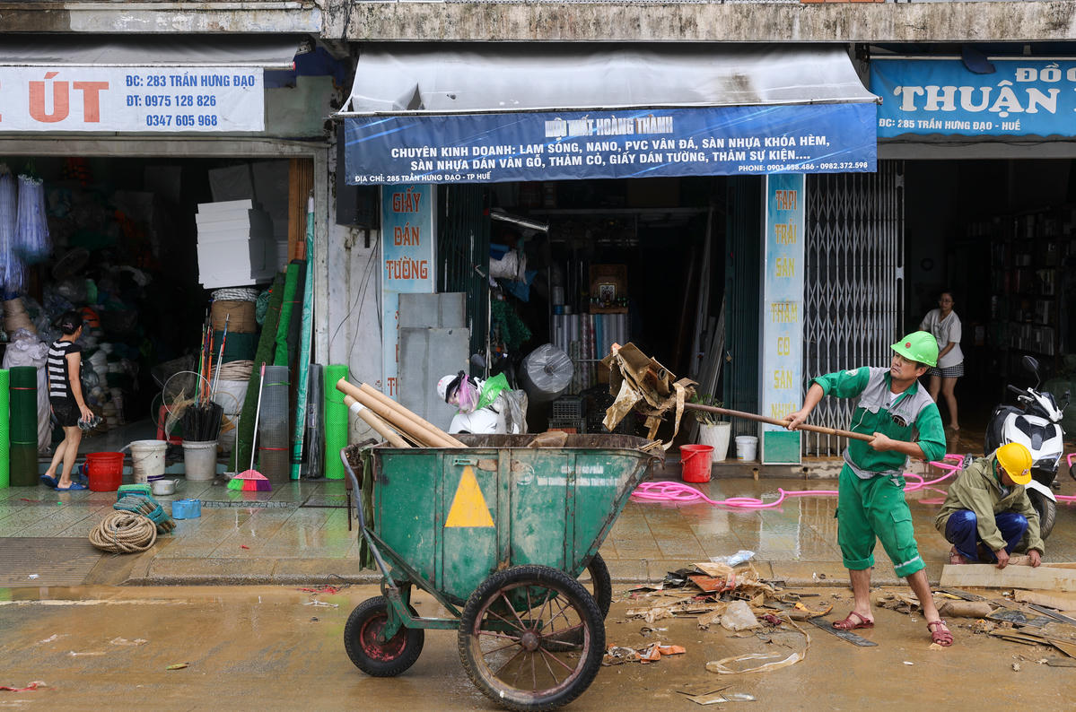 Việc vệ sinh tại các khu vực công cộng được thực hiện theo hình thức cuốn chiếu, “nước rút đến đâu, vệ sinh đến đó”; đồng thời tổ chức tiêu độc, khử khuẩn môi trường, phòng ngừa dịch bệnh, đảm bảo an toàn vệ sinh sau mưa lũ.&nbsp; Ảnh: CTV.
