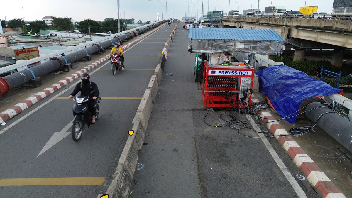 Trong khi đó, các phương tiện vẫn di chuyển trên mặt cầu. Ảnh: Đ.Xá.