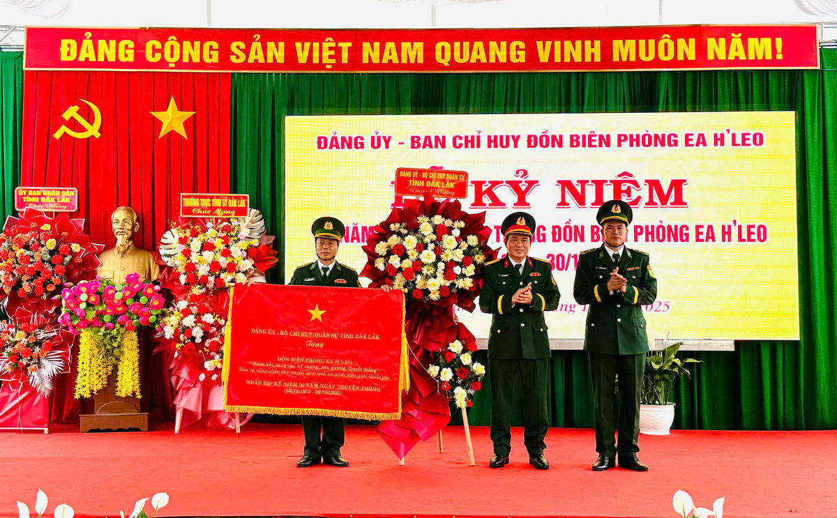 Lãnh đạo Bộ Chỉ huy Quân sự tỉnh Đắk Lắk trao Bức trướng cho đồn Biên phòng Ea H'Leo. Ảnh: Thanh Nga.