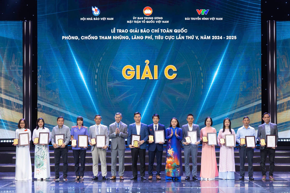 Phó Chủ tịch - Tổng Thư ký UBTƯ MTTQ Việt Nam Nguyễn Thị Thu Hà, Tổng Kiểm toán Nhà nước Ngô Văn Tuấn&nbsp;trao Giải C cho các tác giả đoạt giải. Ảnh: Quang Vinh.