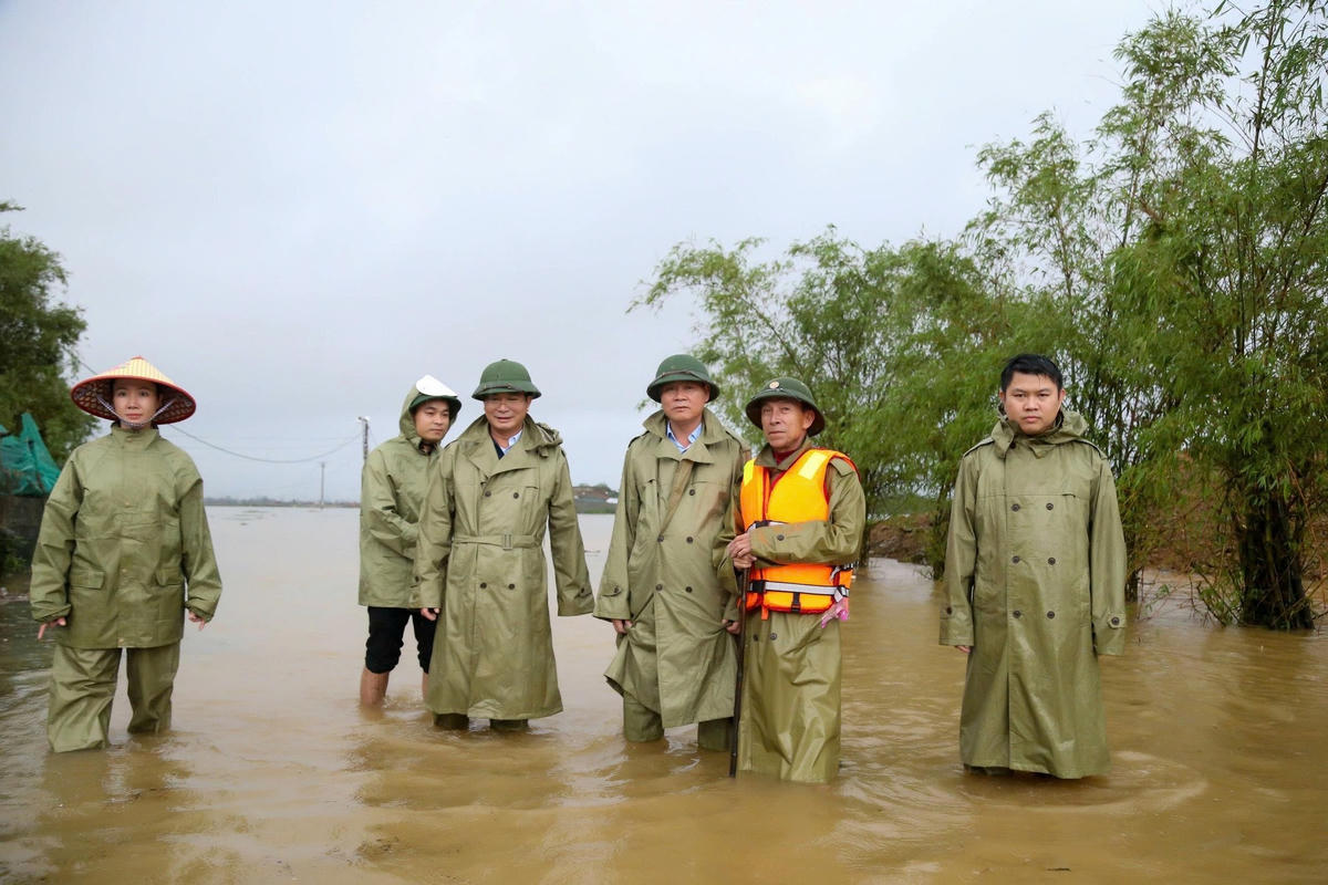 Phường Vũng Áng có 4 tổ dân phố bị nước lũ bao vây. Ảnh: VA.