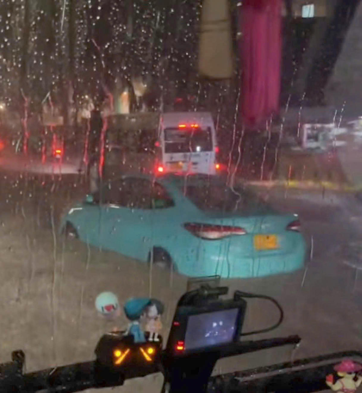 Mưa ngập cục bộ một số nơi ở đặc khu Phú Quốc tối 29-10. Ảnh: Ra Ril.