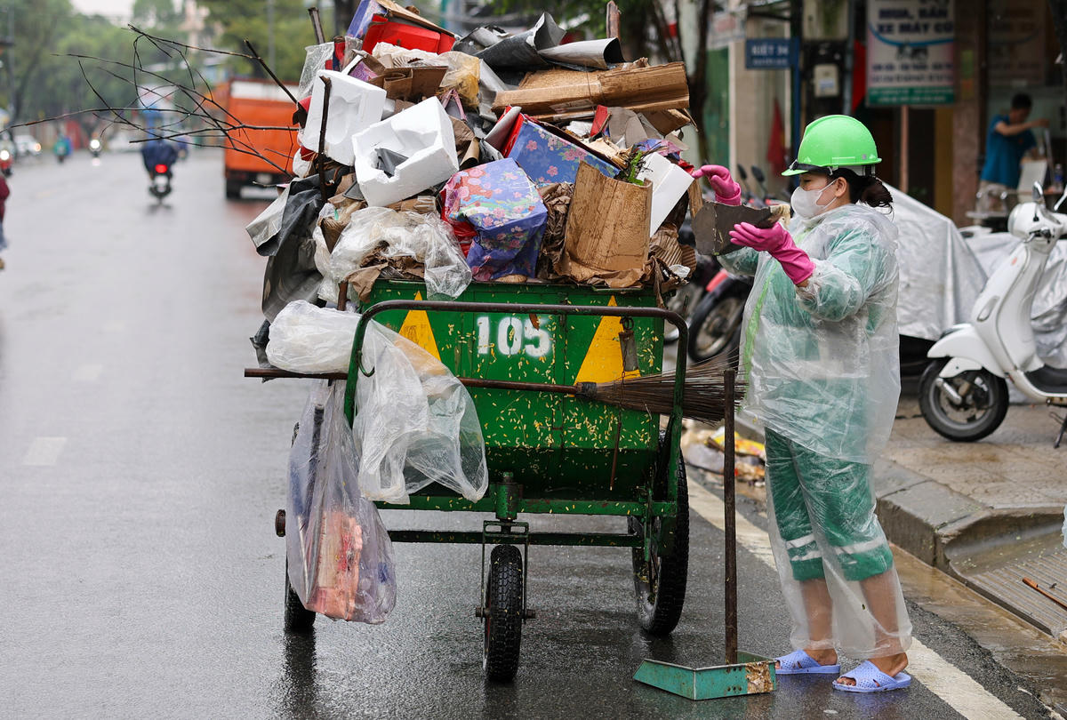 Theo UBND TP Huế, việc khắc phục hậu quả sau mưa lũ cần triển khai đồng bộ, quyết liệt, vừa đảm bảo vệ sinh môi trường, vừa góp phần phục hồi nhanh các hoạt động kinh tế - xã hội của thành phố. Ảnh: CTV.