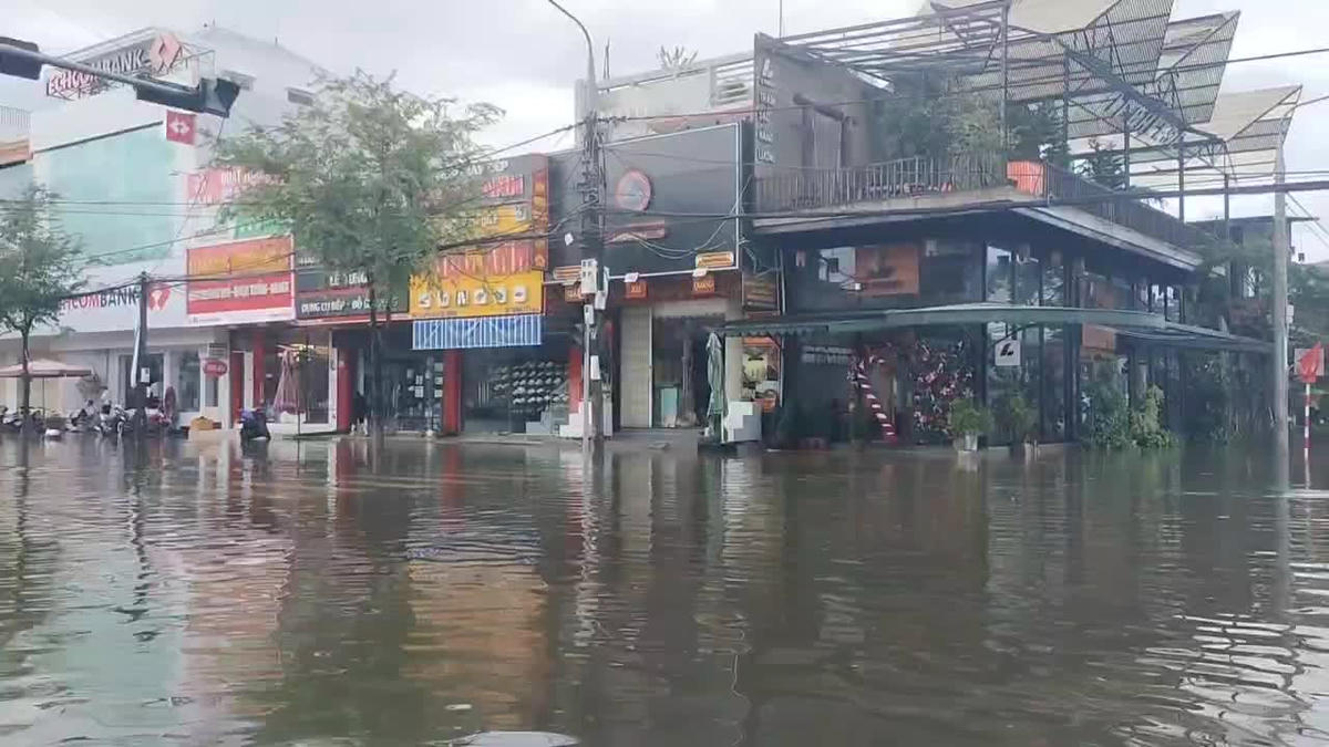 Đường Phan Châu Trinh, phường Tam Kỳ bị ngập nước. Ảnh: T. Thành.