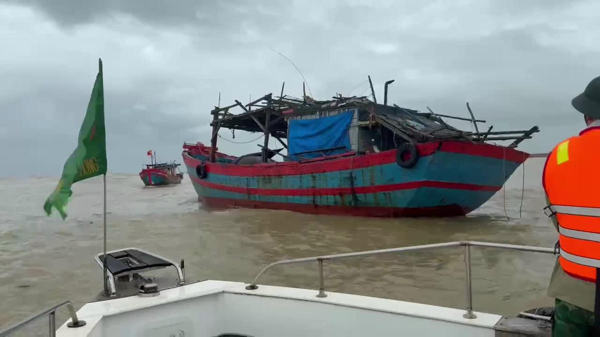 Lực lượng chức năng ứng cứu tàu cá đứt dây neo trôi dạt trên biển. Ảnh: CV.