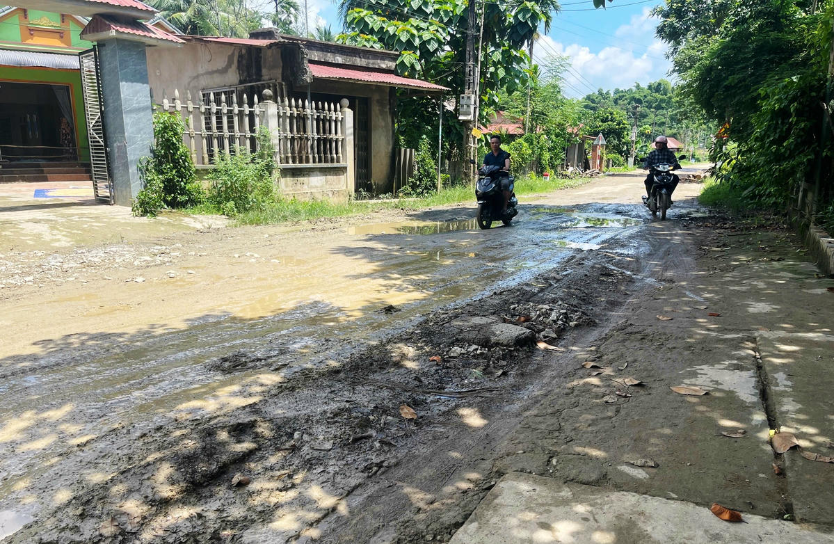 Ở nhiều đoạn, mặt đường chỉ còn lại đá dăm, bùn đất... Ảnh: Nguyễn Chung.