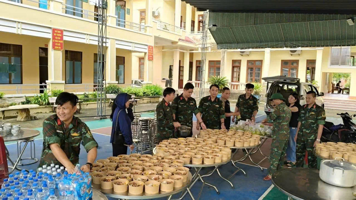 Cán bộ, chiến sĩ Ban Chỉ huy phòng thủ khu vực 3-Trà My chuẩn bị suất cơm miễn phí cho bệnh nhân. Ảnh: CV.