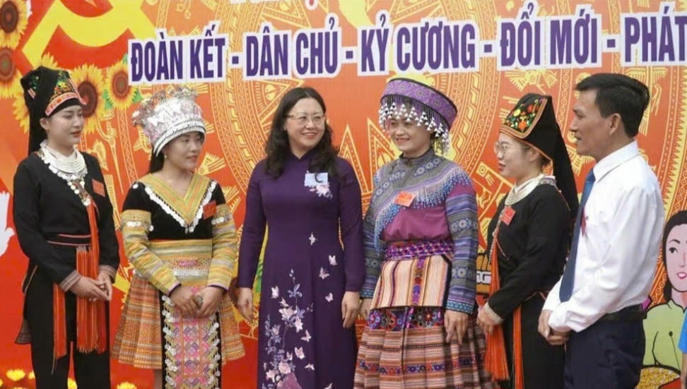 Bà Giàng Thị Dung nắm tình hình tư tưởng của người dân ở xã Tân Hợp. Ảnh: Thanh Xuân.