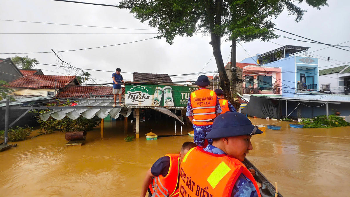 Lực lượng Cảnh sát biển đang tới hỗ trợ thực phẩm cho bà con vùng lũ phường Hội An Tây. Ảnh: CV.